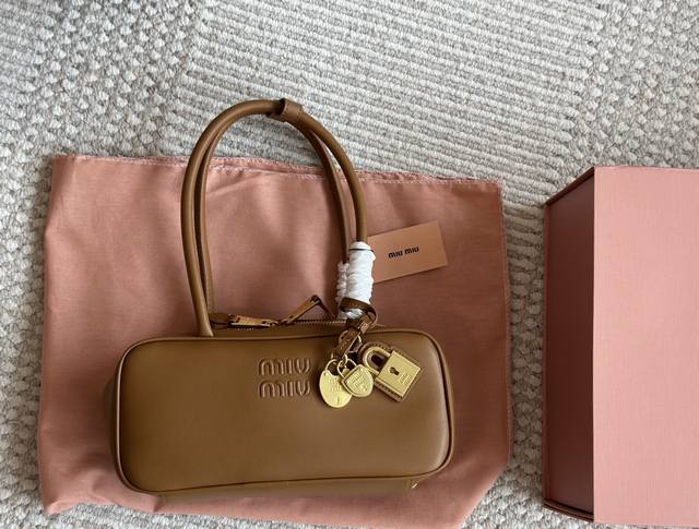 280 配挂件 高版 size：28*12Cm miumiu保龄球/公文包/ miu又来抢钱了新款帆布公文包 来咯 ！ 背起来都很Nice 哦 出场就是Mium