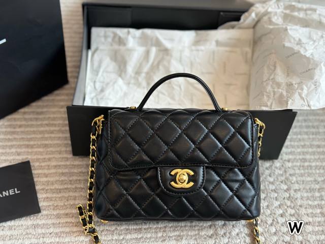 p200 chanel Woc手提材质为牛皮 小巧精致，上身效果非常好 此款手柄设计老婆非常喜欢。个人认为是 chanel包里很好看的一款。非常推荐！ 尺寸20