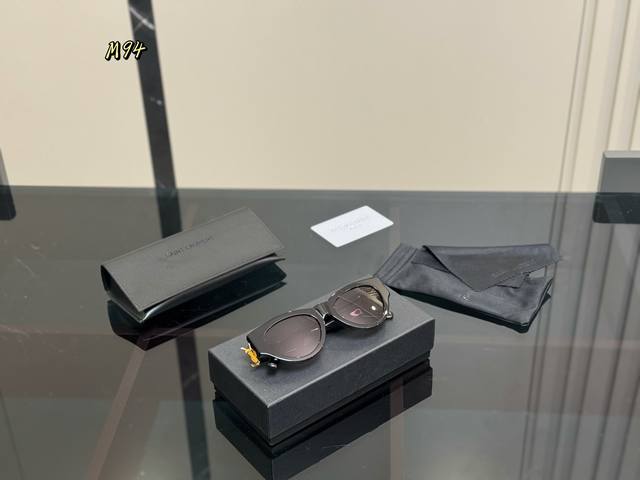 ￥160 配全套包装 姐妹们！吹爆这个素颜镜啦！ 圣罗兰Ysl 眼镜/墨镜 真的太百搭太好看了！ 个人认为适合所有的脸型 而且上脸非常显脸小 不像传统墨镜方大无