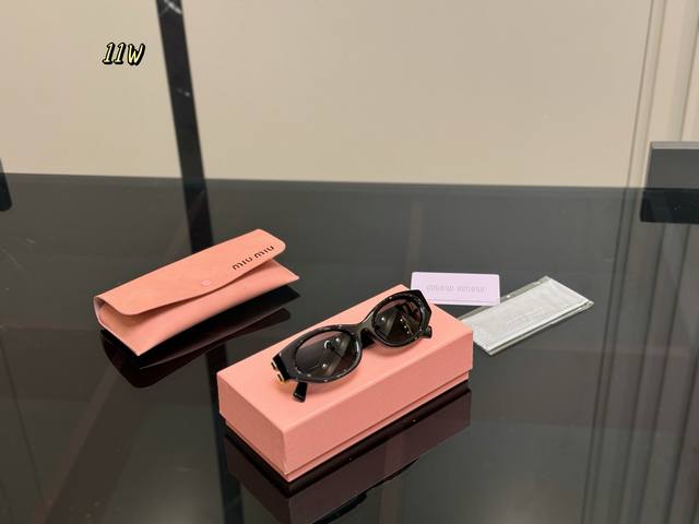 ￥160 配全套包装 姐妹们！吹爆这个素颜镜啦！ miumiu眼镜/墨镜 真的太百搭太好看了！ 个人认为适合所有的脸型 而且上脸非常显脸小 不像传统墨镜方大无特