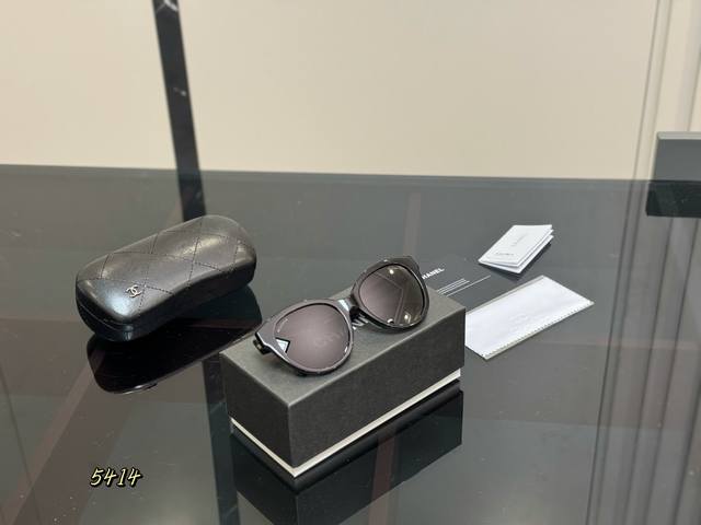 ￥160 配全套包装 姐妹们！吹爆这个素颜镜啦！ chanel 香奈儿眼镜/墨镜 真的太百搭太好看了！ 个人认为适合所有的脸型 而且上脸非常显脸小 不像传统墨镜