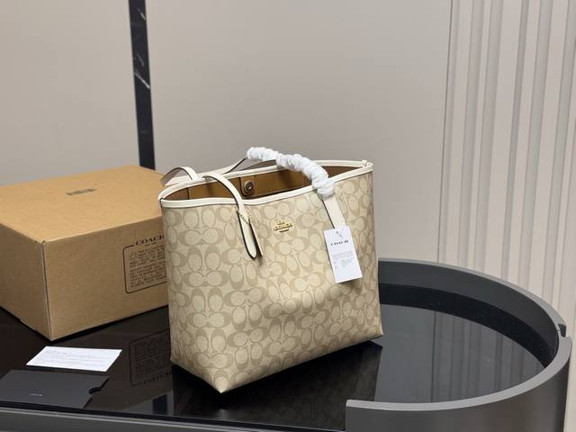 ￥230（配飞机盒）复刻版 size：35*27Cm 蔻驰 新款吸扣单面City托特包 经典Logo购物袋Tote包 最高版本！ 这个小长假需要它 搜索Coac