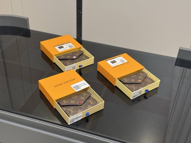 ¥100 配盒 size:12*9Cm lv小豆豆钱包 钱包界的网红鼻祖, 经典超级经典, 可爱!携带方便! 颜值一直在线的小钱包 一个带拉链的零钱位, ¥100 配盒 size:12*9Cm lv小豆豆钱包 钱包界的网红鼻祖, 经典超级经典, 可爱!携带方便! 颜值一直在线的小钱包 一个带拉链的零钱位,