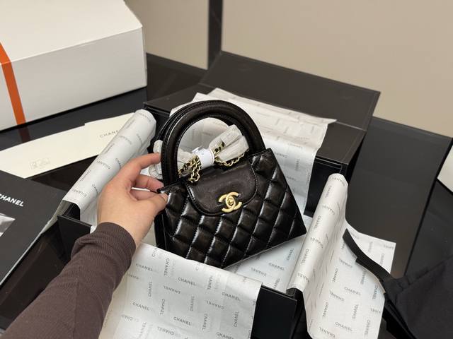 ￥200 配折叠盒飞机盒 size： 20*12Cm 香奈儿23K Kelly 最美的23K，油腊皮太好看了想要马上滴滴Sa的冲动 新包真的超香哦！ 牛皮品质