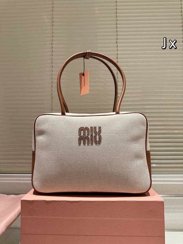 p250 miumiu公文包 上身效果很不错，非常简单的线条很适合春夏，锁头小挂 件也可以拿下来挂别的包，上 面都有Logo刻印很精致，赶 上现在韩币暴跌到手比