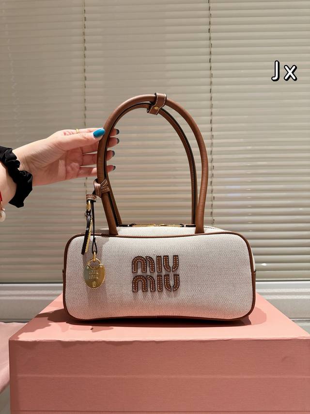 p280 miumiu长柄保龄球 自带包挂的保龄球包，-共三个颜色:黑色、棕色、石楠木色，店里目前到了两个颜色火速上身试背 上身效果很不错，非常简单的线条很适合