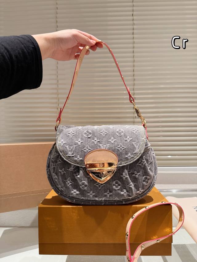 p220 牛仔 配礼盒 怎么办 这次被Lv牛仔系列拿捏了 Lv牛仔元宝腋下包Sunset手袋 第一眼看上去好眼熟这不是Vintage款嘛买到手才发现比中古来的精