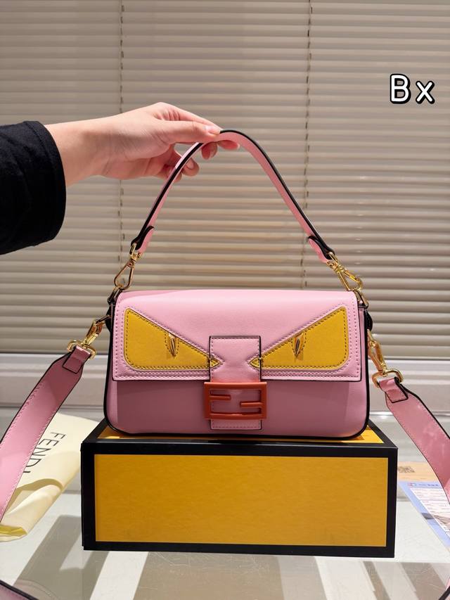 p210 折叠盒 fendi Baguette法棍包中号第一眼就觉得砸中了我。加上中号有一根较长的肩带，非常实用。中号的装两个手机，钱包，钥匙，墨镜，口红，粉饼
