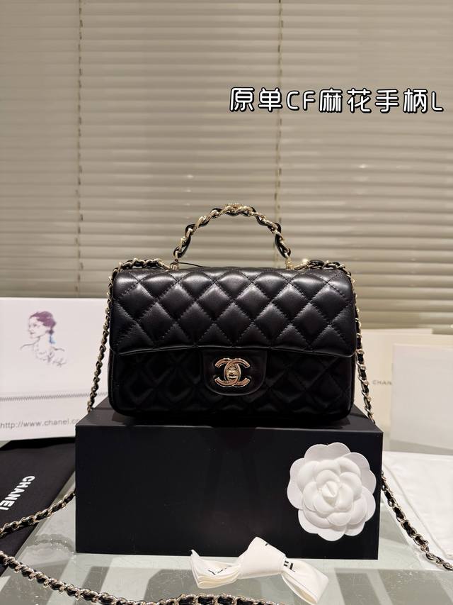 原版羊皮P310 配盒 size ：20*12Cm 小香家 Chanel23K皮穿链手柄Cf让经典再升级~ 可以手提的！包包很实用！ 羊皮配淡金扣，优雅又公主，