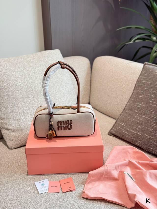 p280 miumiu长柄保龄球 自带包挂的保龄球包，-共三个颜色:黑色、棕色、石楠木色，店里目前到了两个颜色火速上身试背 上身效果很不错，非常简单的线条很适合