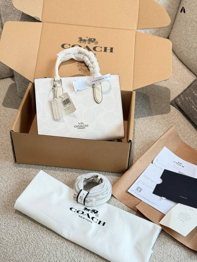 p260 蔻驰冰川白Maggie Tote清爽出街的万能搭档+一眼心动的冰川白柴 纯净如雪山初融的色调，自带高级清冷感，轻松点亮全身穿搭，春夏背超显轻盈 一包解