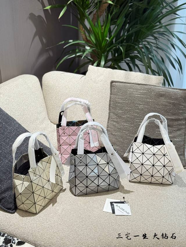 p170 三宅-生钻石包新色 非常喜欢钻石包的型，带底座容量大形状又很随意~ 这个月新出的白色和浅灰色 都很爱23×23