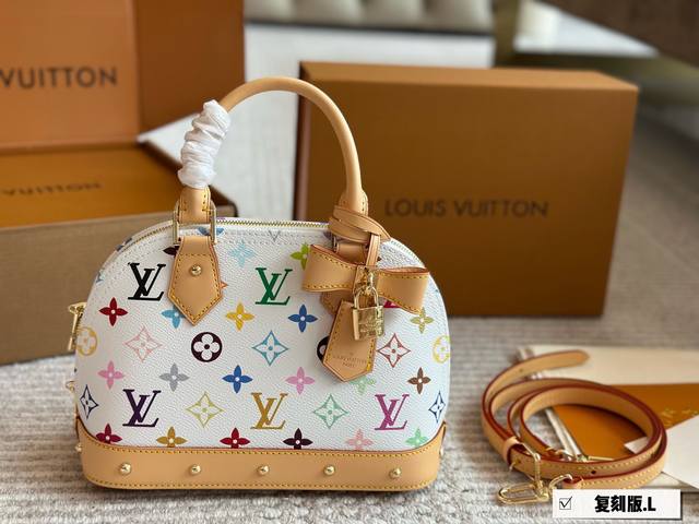 p230 lv白三彩贝壳Bb 这次和村，上隆的联名确实有-股闪回千禧年代的古早魅力现实和过去时髦新旧交替的无缝穿插着 巧妙回溯1930年代的装饰艺术风格设计。