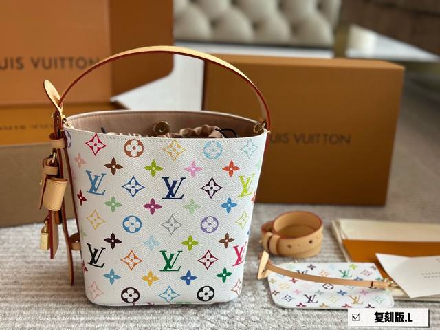 250 配盒 size：18*16Cm all In Bb重磅来袭新色| 这谁看了不迷糊呀 白三彩没想到越看越喜欢 有两幅面孔L家 Aii In Bb 25Ss