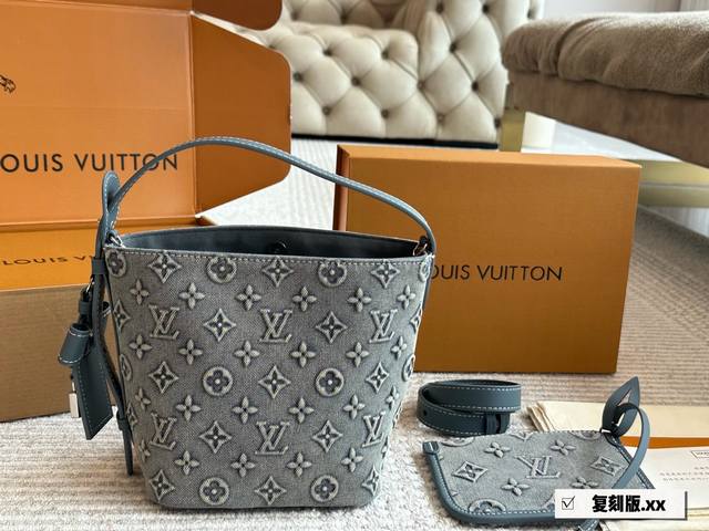 复刻版290 配盒 size：18*17Cm l家 牛仔水桶包 百搭的版型很耐看 又实用的大容量~双肩带 更可以满足不同的穿搭需求 让你随意搭配出 不经意的高级