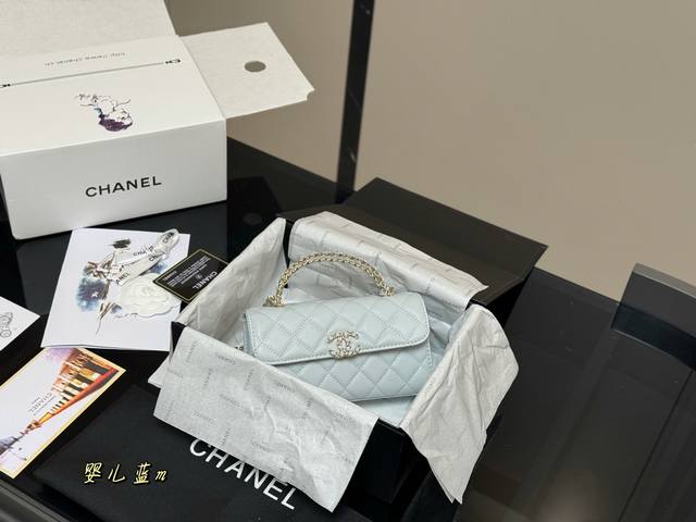 ￥190 配全套包装 size：18Cm 香奈儿23P Kelly 最美的23P，太好看了想要马上滴滴Sa的冲动 新包真的超香哦！ 牛皮品质