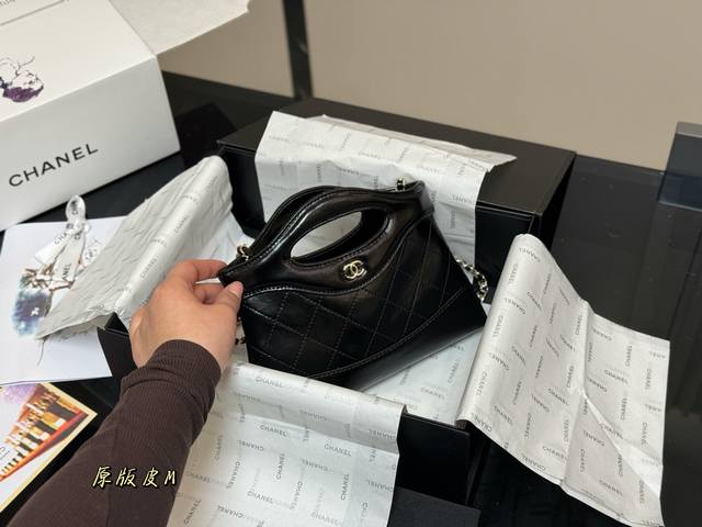 ￥240 配盒 升级版 size：20*14Cm 香奈儿23A值得入手的 可可爱爱的横版31 chanel又又又复刻了 新款31Bag出了Minisize 这谁