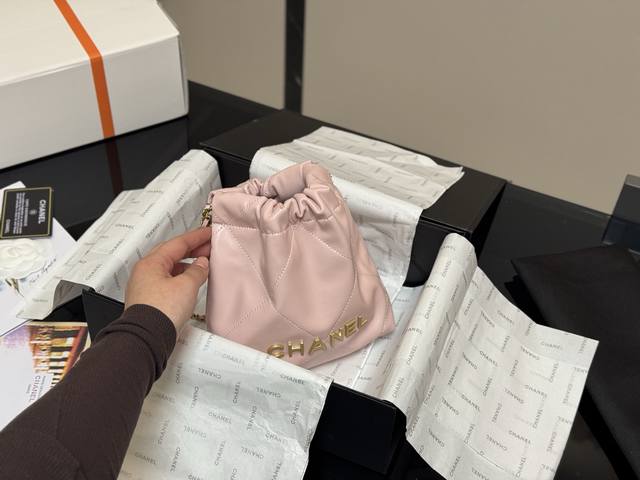 ￥210 配盒 size：20*20Cm 香奈儿 迷你22Bag 缩小版22Bag显得格外的俏皮可爱， 依旧是小牛皮材质， 柔软而轻盈！ 搜索 垃圾袋 Mini