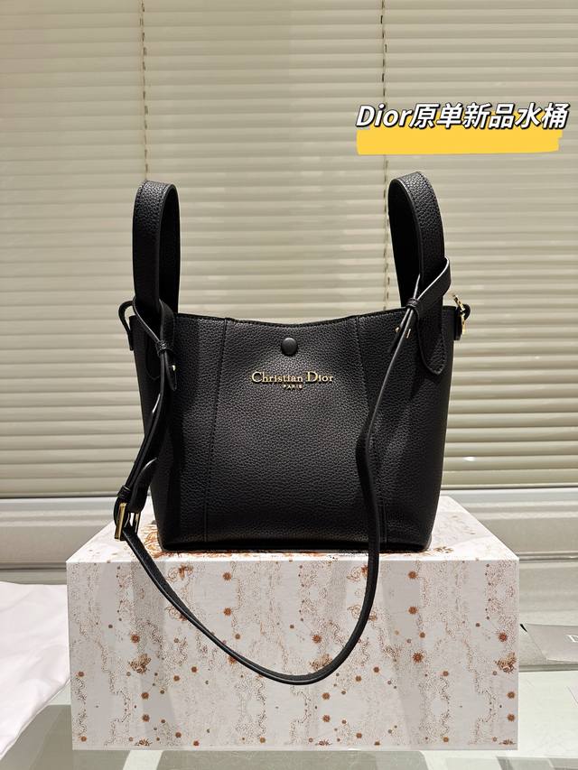 p250 配盒 size：21*19Cm d家 新的Dior水桶包~ 个人觉得 包型真的很耐看！ 又休闲 又优雅！ 现在它很火哦！ 皮肩带很精致哦！