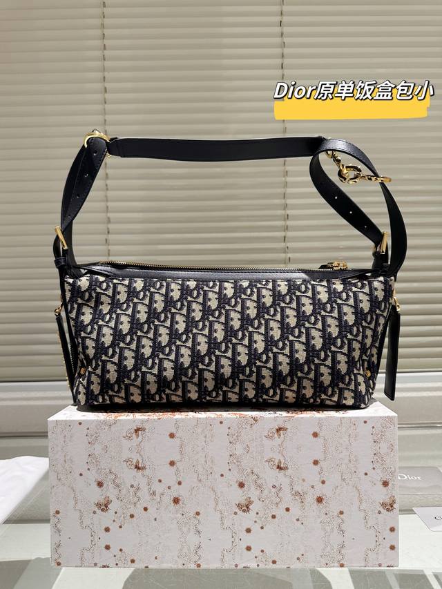 p280 P270 dior老花便当包潇洒随性又松弛感满满 诠释时尚新姿态，造型潇洒随性，不经意间流露松弛感。换上露肩上衣与黑裙，又添几分优雅俏皮。搭配 Dio