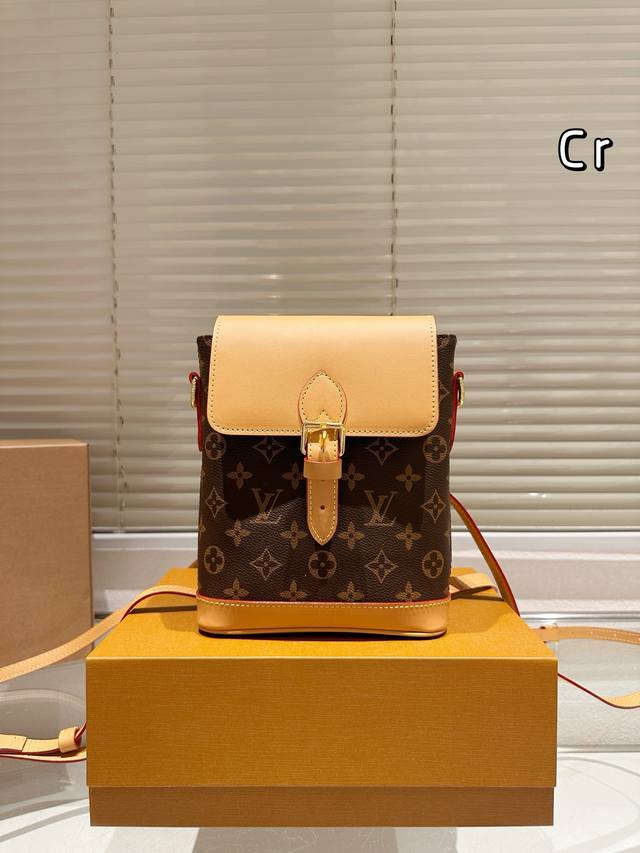 牛皮版本 P230 lv Soho双肩包 进口原版皮加进口原版进口五金，由帆布裁制而成，饰有“Paris”皮质贴牌，此款可为运动造型增添纯正的时髦休闲气质。既可