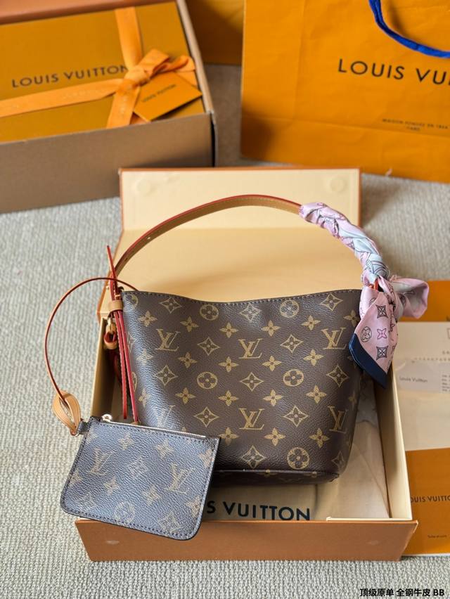 顶级原单 全钢牛皮 P260 lv All Inbb手袋为Monogram牛皮搭配亮泽金属件，以标志性挂锁和名牌彰显经典格调。可调节肩带延续品牌制箱传承，皮革肩