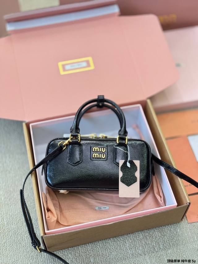 顶级原单 纯牛皮 P310 miumiu新款牛皮保龄球包尊嘟好好看 miu家最新款油蜡漆皮包包质感绝了 冰裂纹理的皮面真的好好看 尺寸22 14Cm 全套礼盒包
