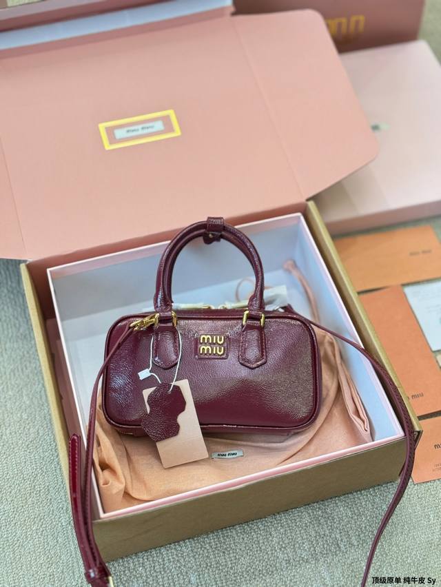 顶级原单 纯牛皮 P290 miumiu新款牛皮保龄球包尊嘟好好看 miu家最新款油蜡漆皮包包质感绝了 冰裂纹理的皮面真的好好看 尺寸20 10Cm 全套礼盒包