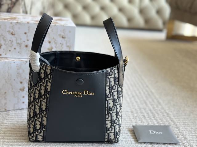 p240 配盒 这款Signaturea水桶包是二零二五春夏成衣系列新品,突显柔软的廓形和百搭的设计。采用蓝色Oblique印花面料等材质精心制作饰以同色调光滑