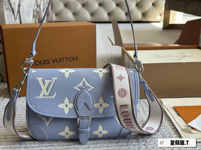 p250 早春系列新品Diane法棍Lv 配有一根皮肩带(可腋下背)一根刺绣肩带(可肩背斜跨)容量日常足够用 尺寸25X15Cm 折叠盒包装