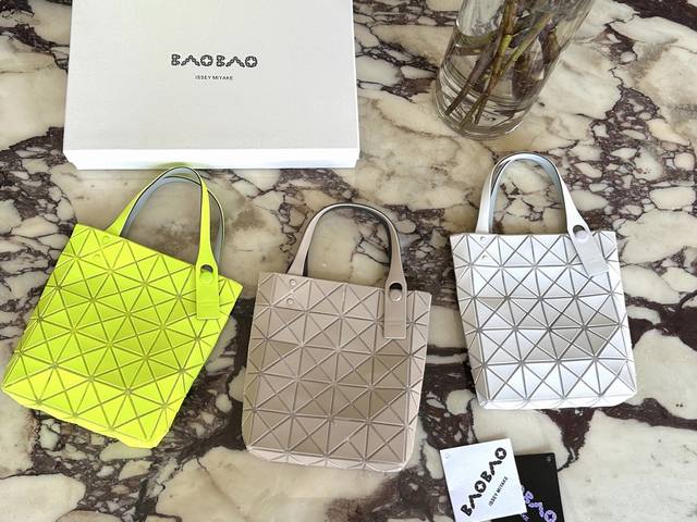 p150 四月限定小方格真的绝美呀 三宅一生四月限定小方盒4*5 珠光白和渐变灰这两个颜色肉眼看起来会更美限定色真的会有跨次元的美丽 感觉和其他包包已经不在一-