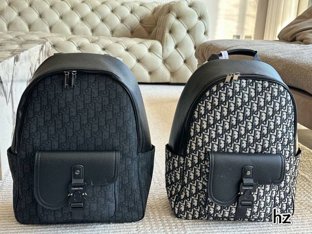 p230 小长假必备双肩包！ size：32*42Cm d家 老花款双肩包 一款背起来超舒服的它 可可爱爱！ 黑色和海军蓝Oblique图案绣线 有质感！ 搜索