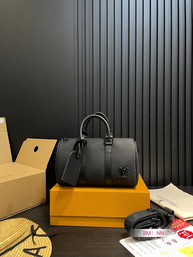 p170 配折叠礼盒 lv X Nigo Keepall Xs 枕头包 手袋是一款理想的都市手袋。 标志性的造型与经典的 Monogram 帆布，加之多种携带方