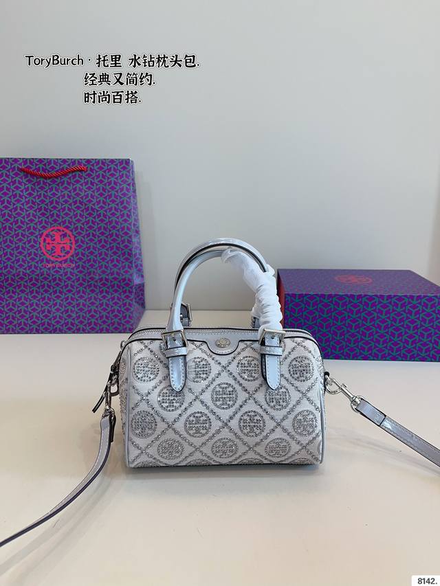 p210配礼盒 tb 托里伯奇 枕头包 手提斜挎包 超级洋气的一款 无须质疑 专柜爆款就是它 托里·伯奇 (Tory Burch) 是很受年轻人欢迎哦尺寸 ：1