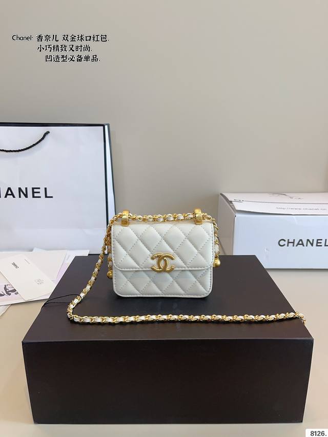 p150配礼盒. 香奈儿 口红包 双金球盒子包 高品质!很高级! 迷你放不下手机! 尺寸:12*3*9Cm p150配礼盒. 香奈儿 口红包 双金球盒子包 高品质!很高级! 迷你放不下手机! 尺寸:12*3*9Cm