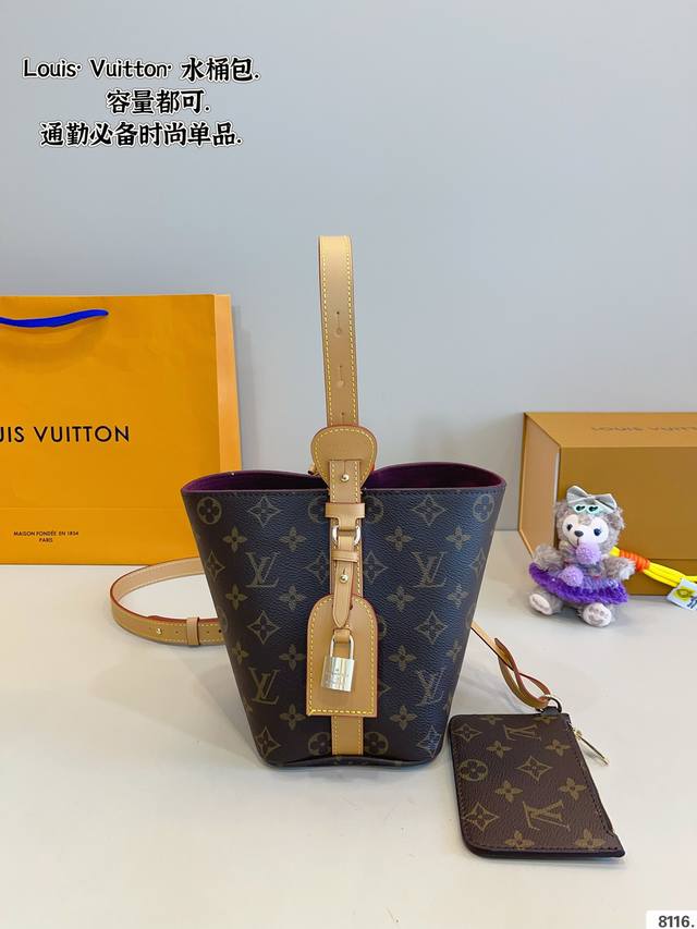 p210配礼盒. lv All Inbb 水桶包 氛围感满满的一款 任何搭配都能够轻松驾驭 低调有质感 容量也很可尺寸：117*12*18Cm