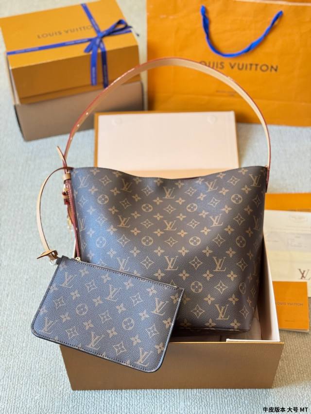 牛皮版本 带内胆 大号 P270 lv All Inbb手袋为Monogram牛皮搭配亮泽金属件，以标志性挂锁和名牌彰显经典格调。可调节肩带延续品牌制箱传承，皮