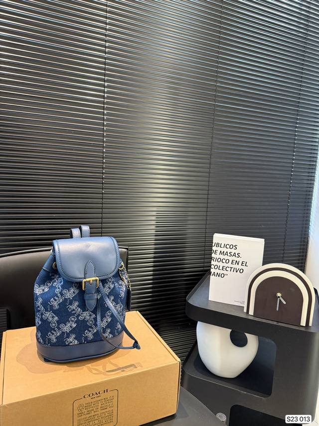 p200 配盒子 蔻驰 双肩包..新款! 真的美翻了! 多大年龄轻松驾驭! 涂层帆布的面料搭配皮革 超级耐造的包包! 你不会选错的! 尺寸:17 20 货号01 p200 配盒子 蔻驰 双肩包..新款! 真的美翻了! 多大年龄轻松驾驭! 涂层帆布的面料搭配皮革 超级耐造的包包! 你不会选错的! 尺寸:17 20 货号01