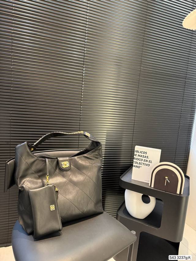 大号P330 香奈儿腋下包 纯皮香奈儿托特 高级感满满的Tote配金链条的经典设计，大小刚好.喜欢高级感简单的姐妹一定要留 尺寸：35 30 货号3237