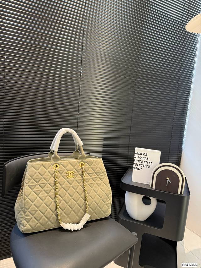 p210 Chanel牛仔链条包 香奈儿真的是仙气很多 还有手柄可以单肩的同时还能手提 容量真的是超大呀完全可以做旅行包用了 如果考虑大容量的包就盘它哈哈 尺寸