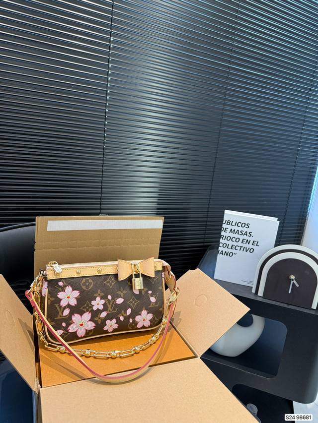 p210 配飞机盒折叠盒子 Lv/路易威登 款 樱花腋下中古麻将包，精致做工 很爱 形状优雅兼顾美观和容量 真的巨好看 而且很耐造 上班通勤日常都可以背尺寸：2