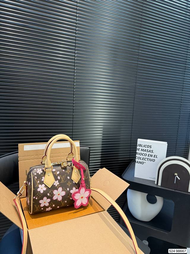 p210 配飞机盒折叠盒子 Lv枕头 lv路易威登女士单肩包村上隆联名Monogram樱花限量新枕头包尺寸：20 14 货号98667