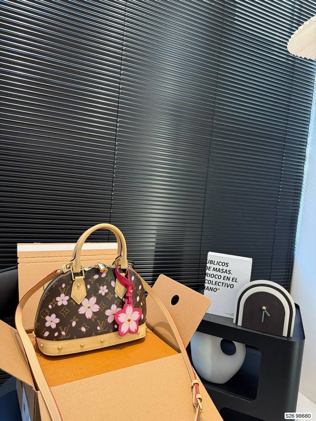 p220 配飞机盒折叠盒 Lv樱花贝壳包 新款，这款贝壳包一眼就看上，很别致，容量超大超百搭。尺寸25 17 货号98680