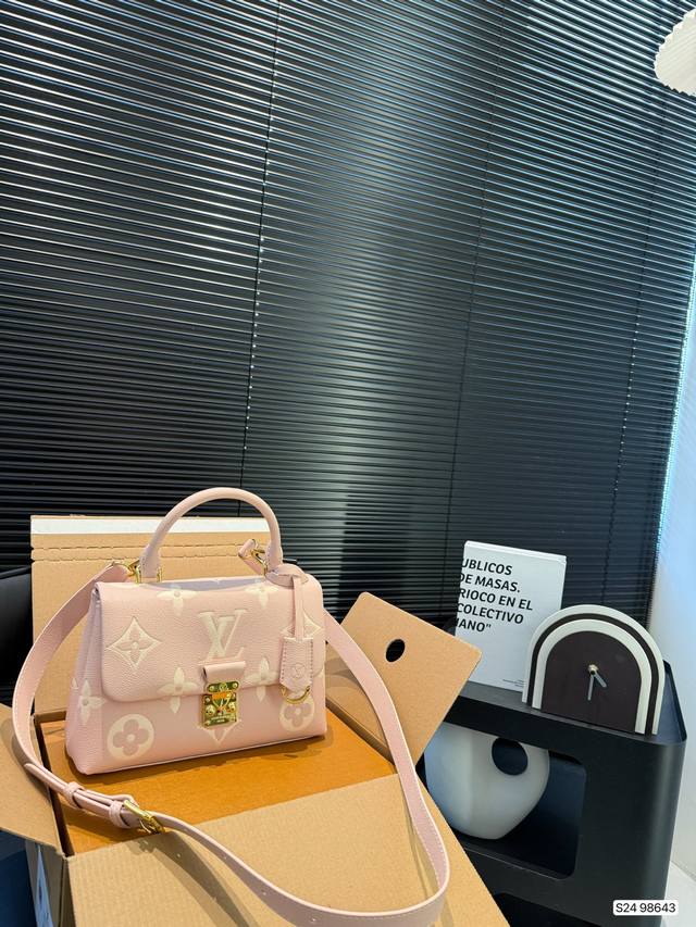 p210 配飞机盒折叠盒子 Lv Favorite 绝绝美 软软胖胖 可单肩也可斜挎~ 太爱啦中 皮质柔软，开合也很方便 真的是一眼惊艳！上身就是韩系Ei小姐姐