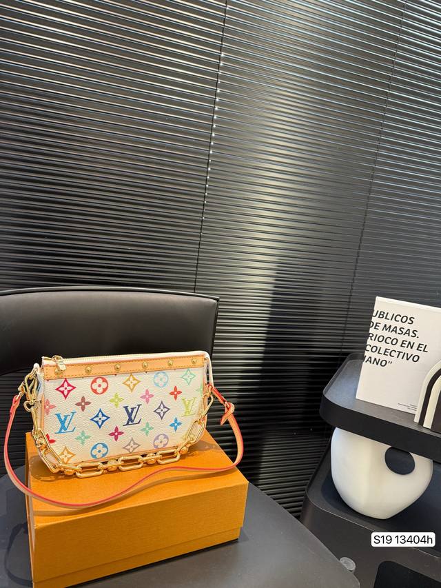 p180 配折叠盒 Lv腋下包 lv尤物人间白三彩真漂亮啊白三彩系列每一只都值得收藏，又可以搭配俏皮可爱下次想试试洒脱一点穿搭彩色老花 五彩缤纷的少女心满出来这