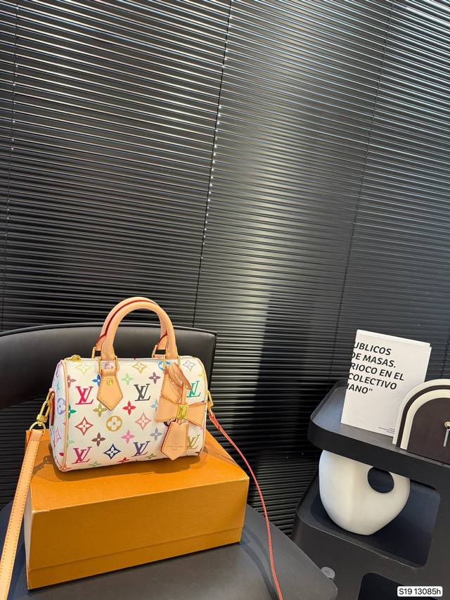 p180 配折叠盒子 Lv枕头包 lv尤物人间白三彩真漂亮啊白三彩系列每一只都值得收藏，又可以搭配俏皮可爱下次想试试洒脱一点穿搭彩色老花 五彩缤纷的少女心满出来