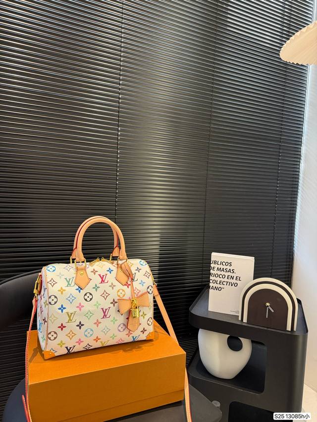 小号P210 配折叠盒子 Lv枕头包 lv尤物人间白三彩真漂亮啊白三彩系列每一只都值得收藏，又可以搭配俏皮可爱下次想试试洒脱一点穿搭彩色老花 五彩缤纷的少女心满