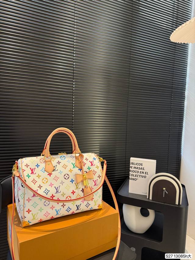 大号P230 配折叠盒子 Lv枕头包 lv尤物人间白三彩真漂亮啊白三彩系列每一只都值得收藏，又可以搭配俏皮可爱下次想试试洒脱一点穿搭彩色老花 五彩缤纷的少女心满