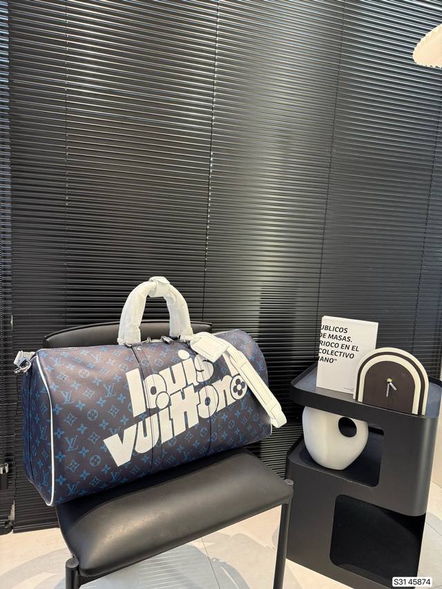 p250 Lv旅行袋 非常具有设计感 简约又精致，细节满满 无论是长途旅行，还是短途郊游，都是超实用的时尚搭配哦！尺寸：55 28 货号45874