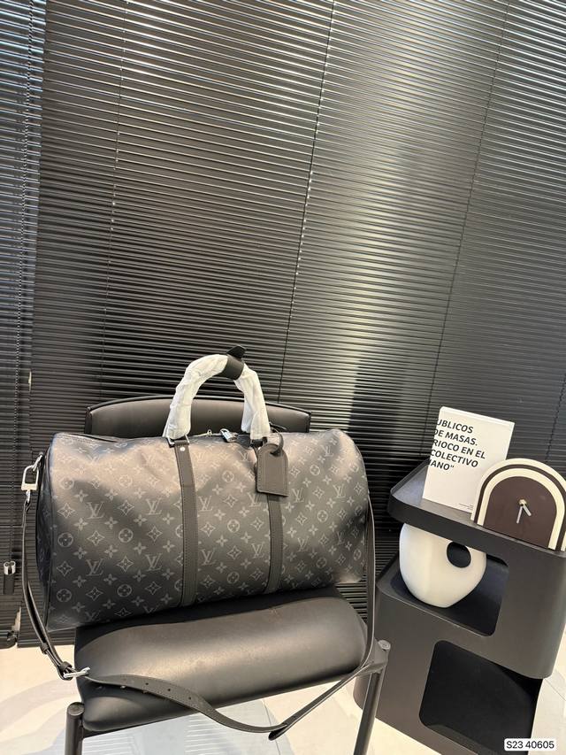 p200 Lv旅行袋 非常具有设计感 简约又精致，细节满满 无论是长途旅行，还是短途郊游，都是超实用的时尚搭配哦！尺寸：55 28 货号40605